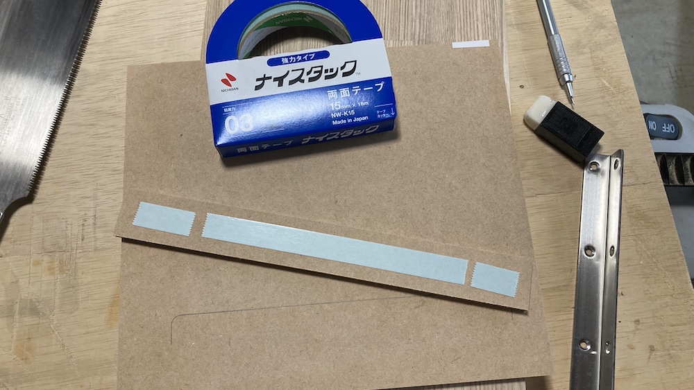 端材を線に合わせて両面テープで貼る